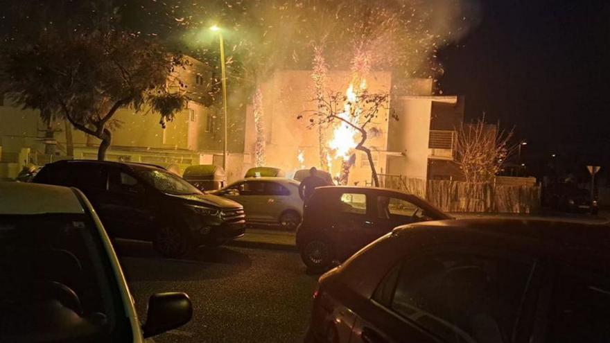 Un incendio de contenedores causa daños en fachadas y coches en Ibiza