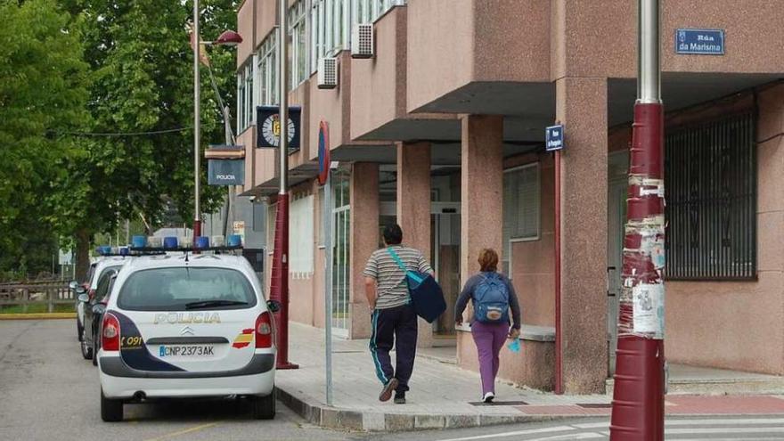 Dependencias de la Policía Nacional en Redondela, que comparte edificio con la Policía Local. // Faro