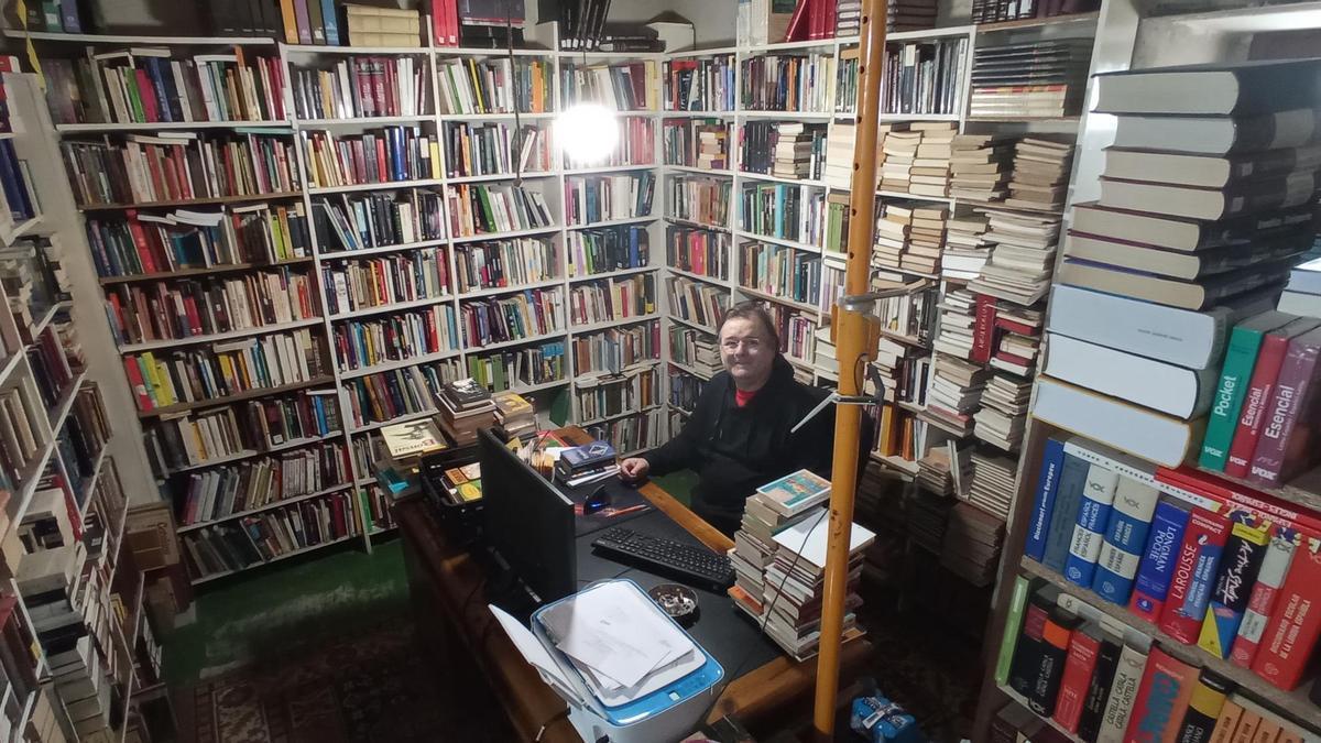 En la casa-almacén de Ana Obis y Pep Ors hay cerca de 50.000 libros.