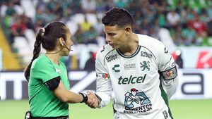 James Rodríguez (d) de León no jugará el Mundialito con los del Bajío mexicano