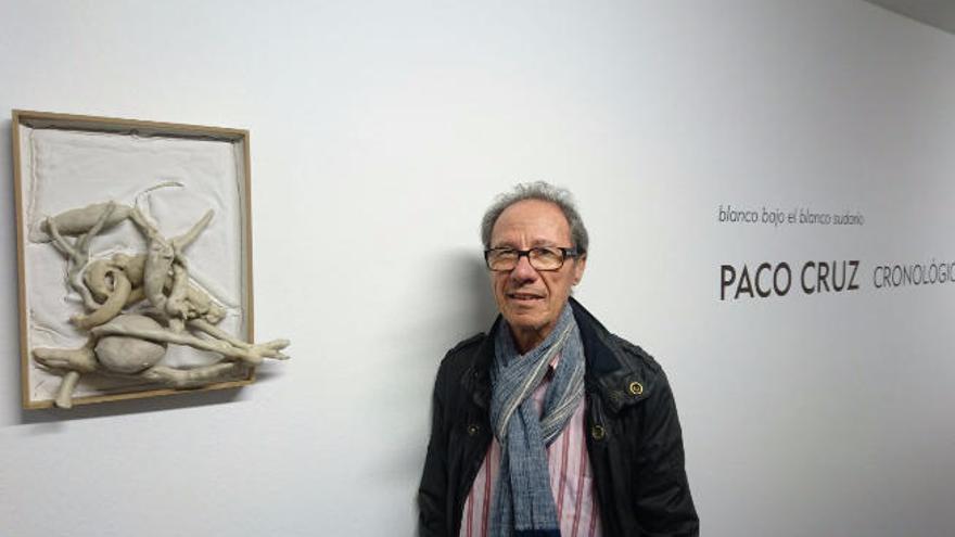 Paco Cruz junto a una de sus obras en el Cicca.
