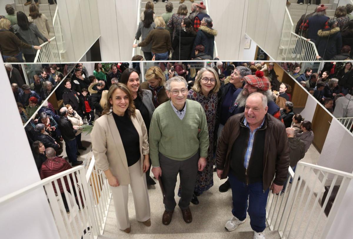 Fondevila (centro) a su llegada, ayer, a la Casa Consistorial de Silleda. | BERNABÉ/AMANDA CASTRO