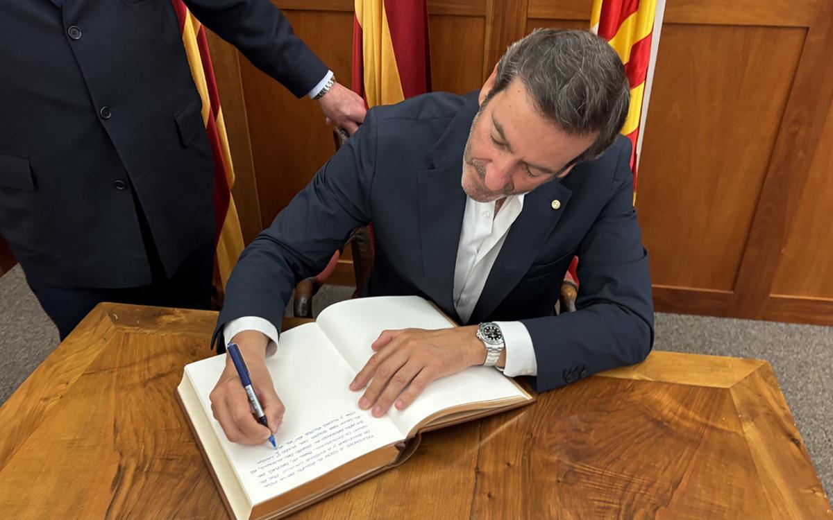 Alejandro Mesonero firma en el libro de honor del Automobile Barcelona