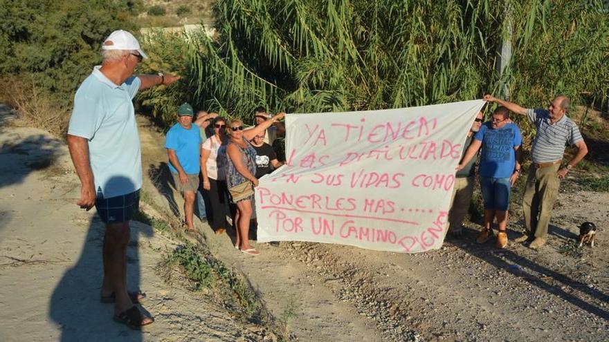 Los vecinos del paraje de Las Ramblas se concentraron para exigir el arreglo del camino.