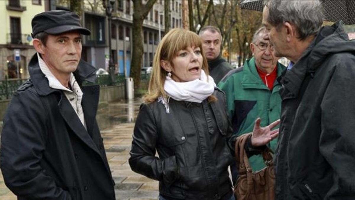 Los etarras Andoni Alza (izquierda) y Carmen Guisasola (centro), en el homenaje tributado a Joseba Goikoetxea en Bilbao.