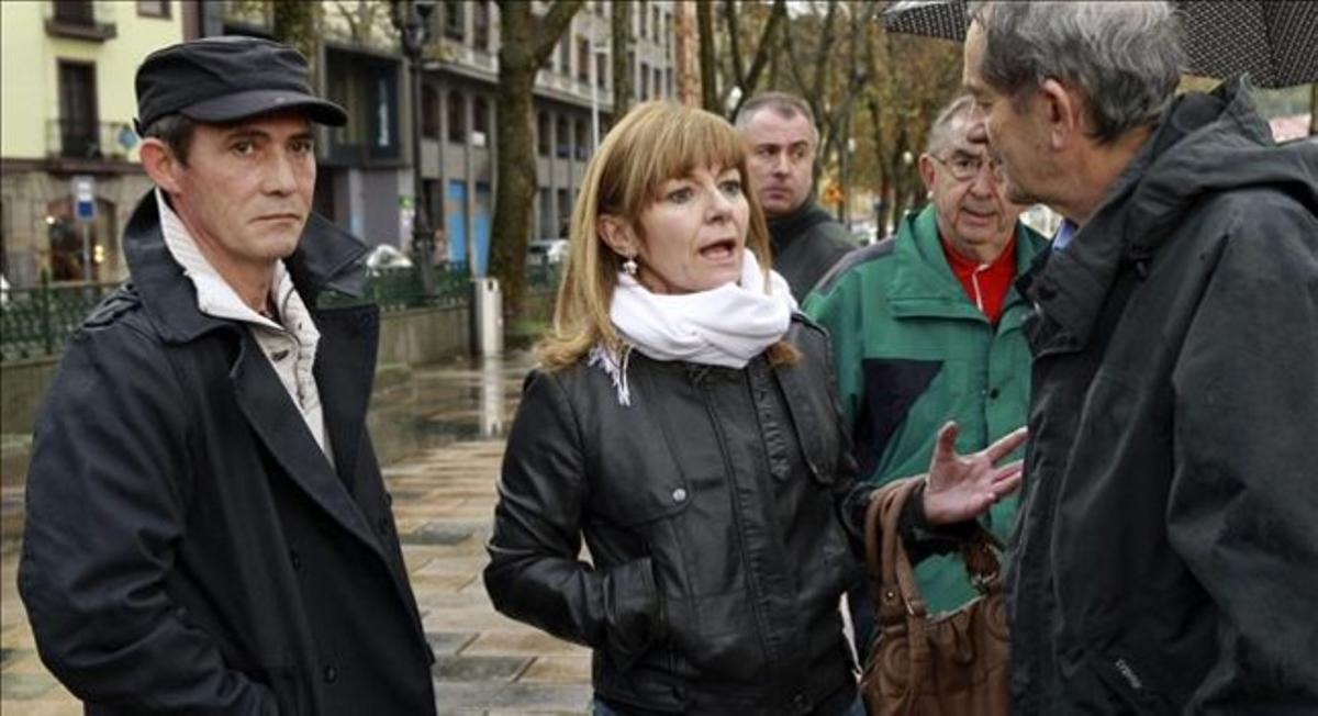 Els etarres Andoni Alza (esquerra) i Carmen Guisasola (centre), a l’homenatge tributat a Joseba Goikoetxea a Bilbao.