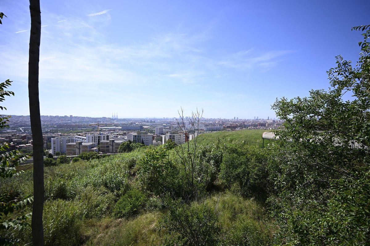 Barcelona. 29.05.2025. Barcellona. Historiadores de Nou Barris reclaman habilitar para visitas el túnel que conecta la Casa de l'Aigua con el Pont dels Tres Ulls y catalogar el edficio como Bien Histórico Fotografía de Jordi Cotrina