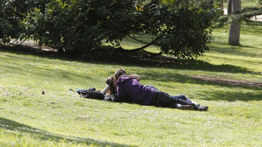 Una pareja se besa en un jardín. // Efe