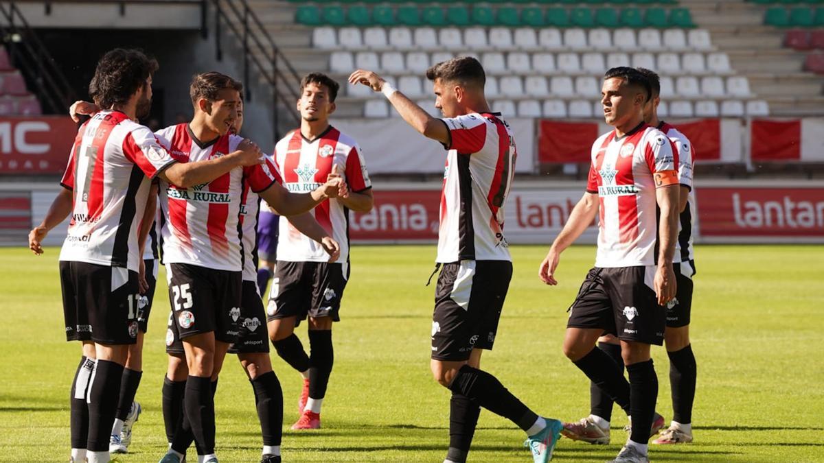 Los jugadores del Zamora celebran un gol.