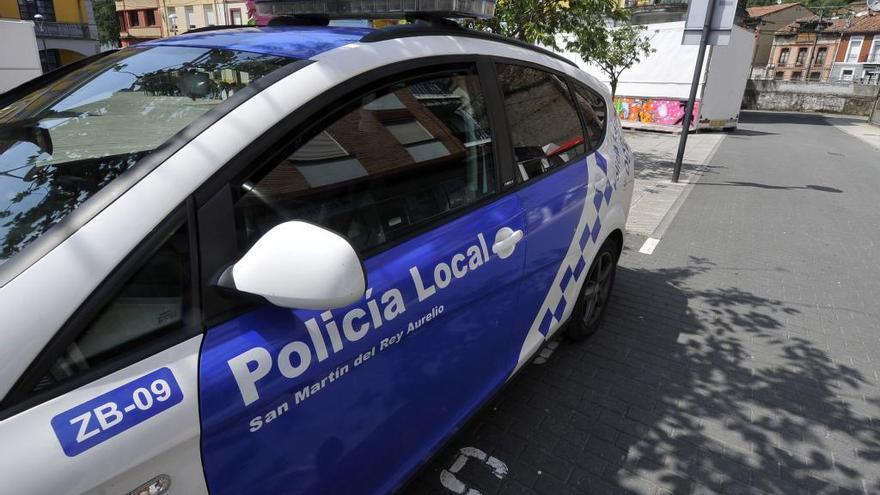 Un coche de la Policía Local de San Martín del Rey Aurelio.