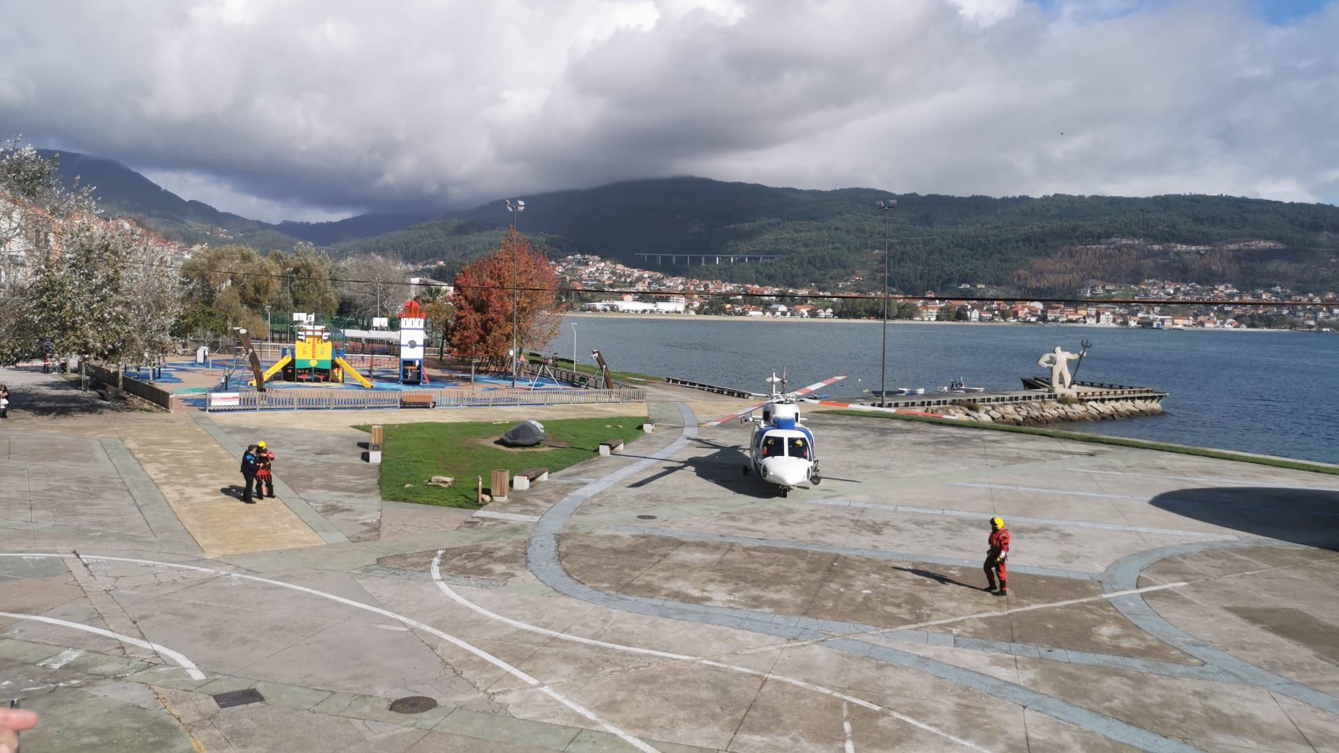 Escenas del simulacro de rescate frente a Moaña.