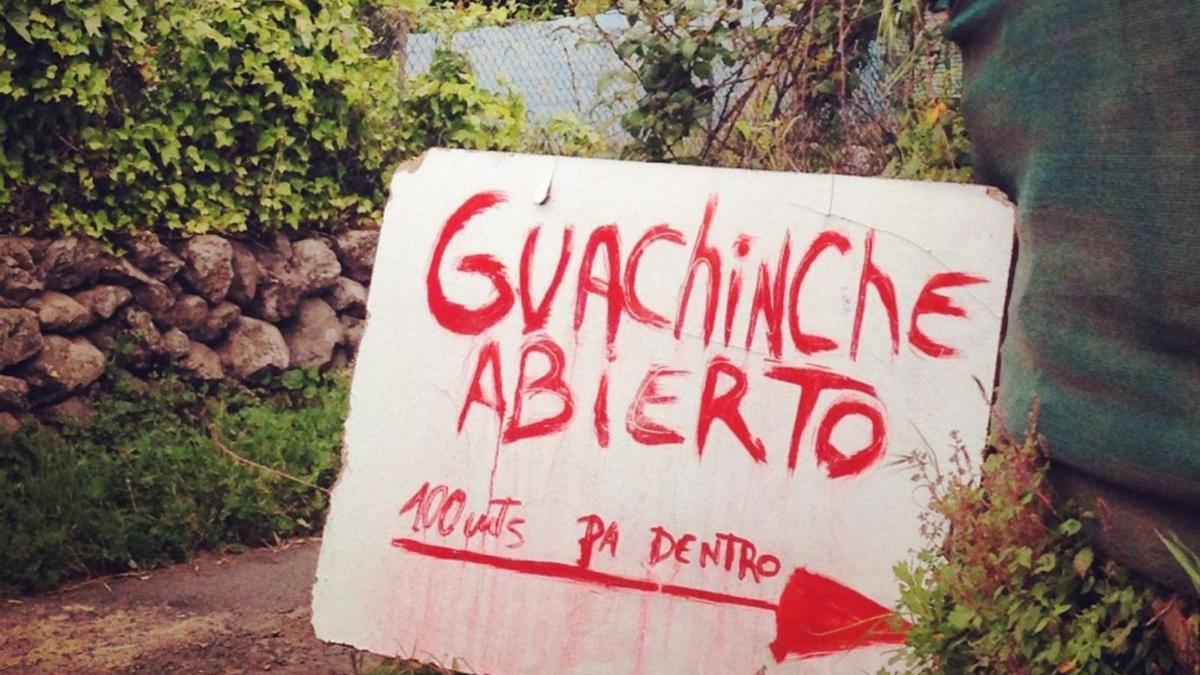 Letrero en el margen de una carretera indicando la presencia de un guachinche.