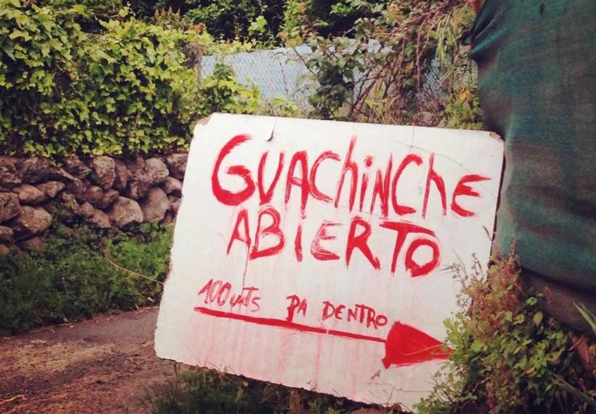 Letrero en el margen de una carretera indicando la presencia de un guachinche. | | E.D.