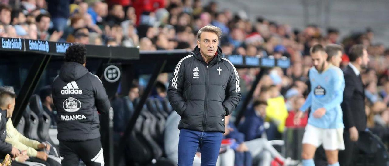 Carlos Carvalhal, con Mingueza al fondo, durante el partido entre el Celta y el Sevilla celebrado el pasado diciembre en Balaídos.