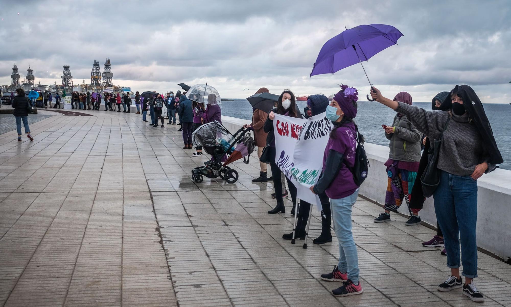 Una cadena humana viste de violeta la Avenida Marítima en el 8M