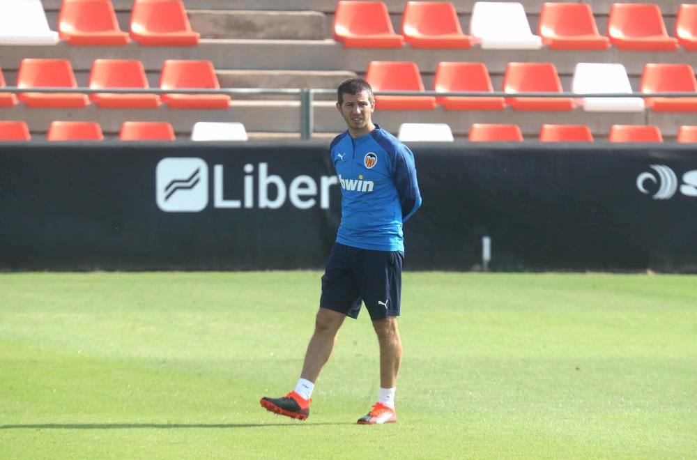 Anil Murthy, atento al entrenamiento del Valencia