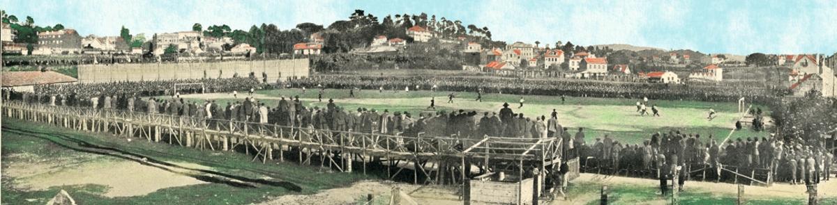 O campo de Coia en 1925 co chamado Palco das Ánimas (á esquerda) sempre abarrotado pois era gratis.