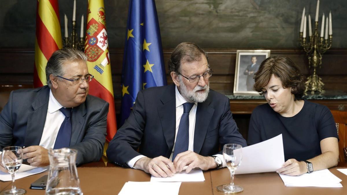 El presidente del Gobierno  Mariano Rajoy , junto al ministro del Interior  Juan Ignacio Zoido  y la vicepresidenta Soraya Saenz de Santamaria