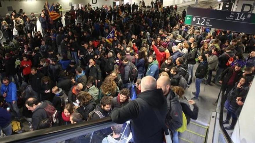 Manifestantes invaden las vías de Cercanías y cortan las vías del AVE en Girona