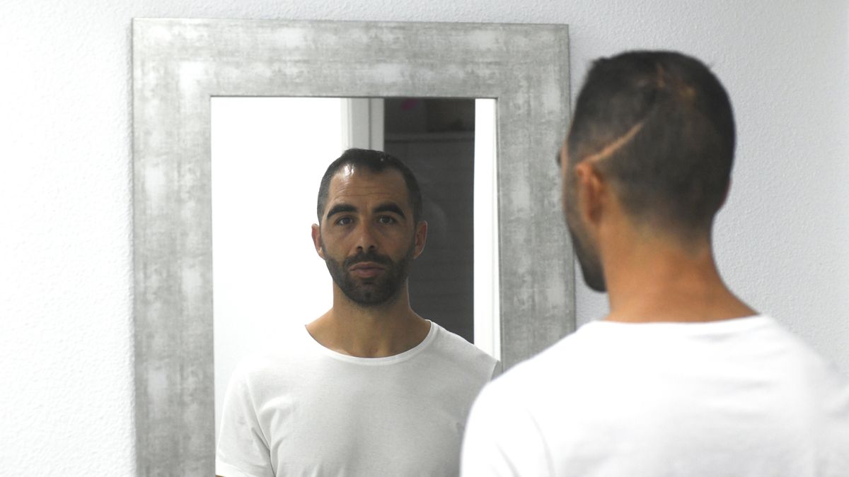 El joven Andrés Martínez, fotografiado ayer en su casa, donde recibió a LA OPINIÓN.