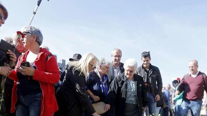 Acto celebrado ayer a las puertas del cementerio baionés. // José Lores