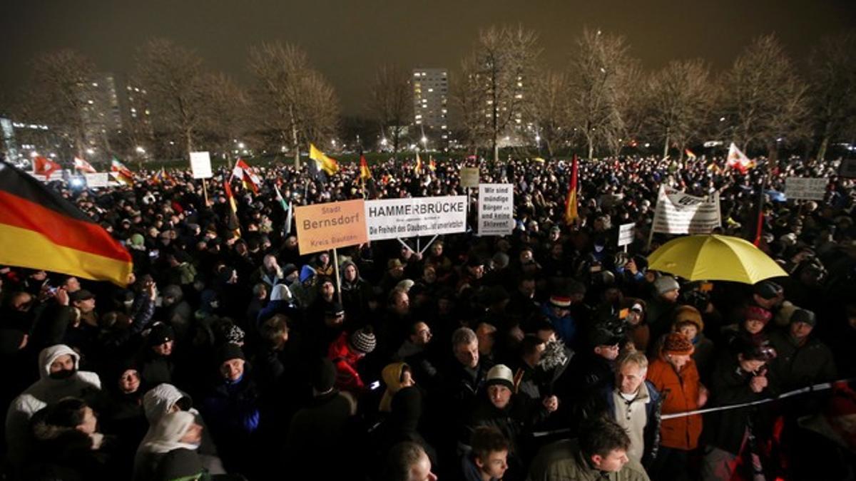 Participantes en la manfiestación contra la islamización de Alemania, en Dresde.