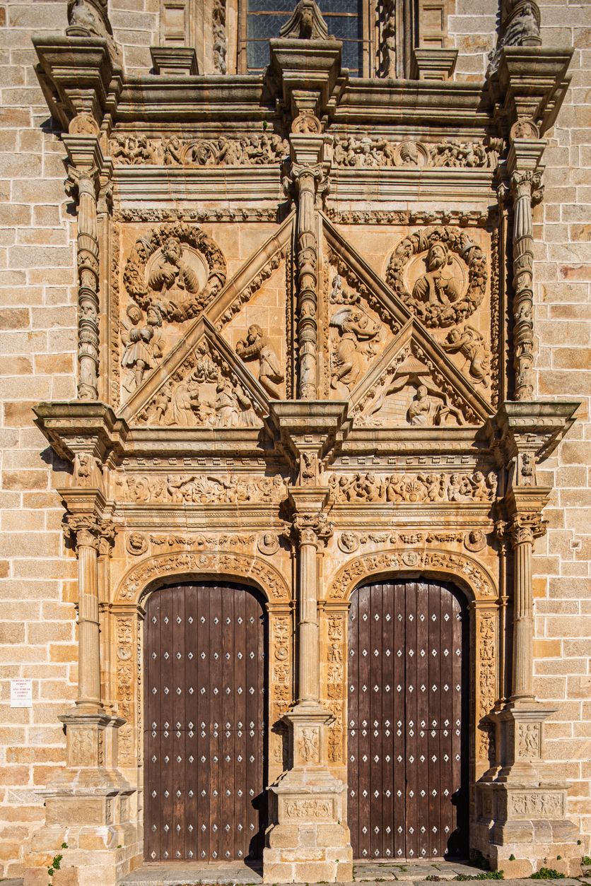 Detalle de la fachada plateresca de la Catedral de Coria en Cáceres.