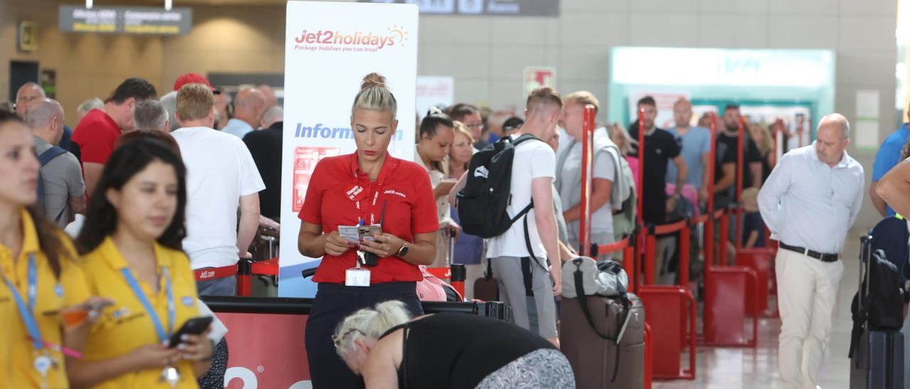 Personal de Jet2.com atendiendo pasajeros esta mañana en el aeropuerto de Alicante-Elche