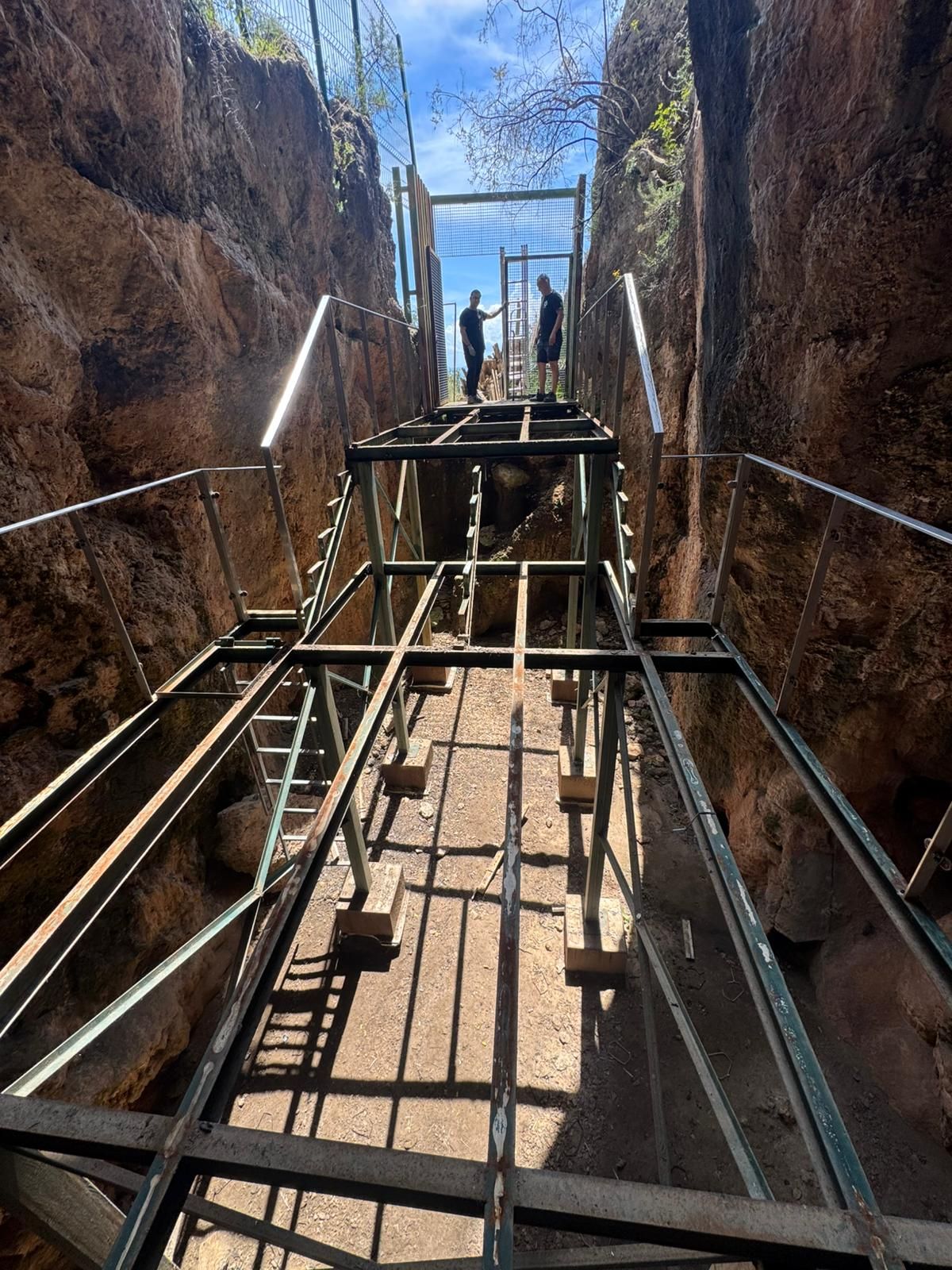 Instalación de la nueva plataforma en la Cova del Parpalló.
