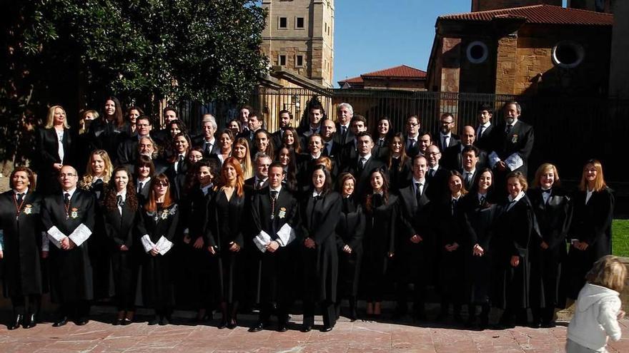 Los abogados, ayer, en la plaza de la Catedral tras prestar juramento.