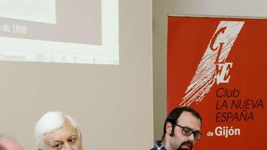 De izquierda a derecha, Luis Miguel Piñera y los historiadores José Girón y Javier Cubero.