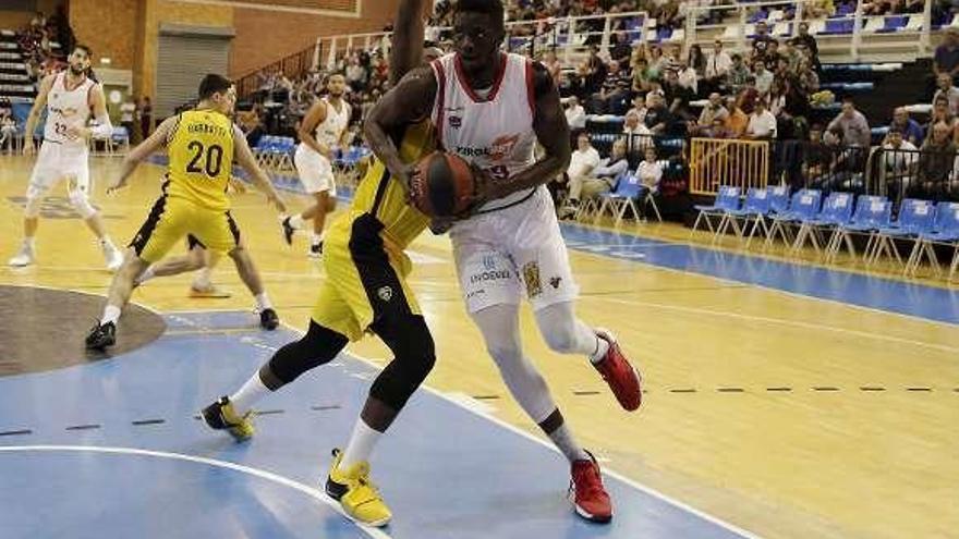 Fall, del Baskonia, entra a canasta, ayer en Pumarín.