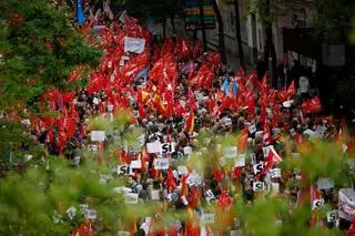 Miles de militantes socialistas se concentran bajo la lluvia en Ferraz en apoyo a Sánchez