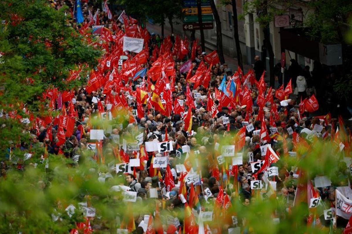 A vista de Dron: Miles de militantes socialistas se concentran en Ferraz en apoyo a Sánchez