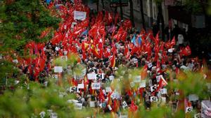 A vista de Dron: Miles de militantes socialistas se concentran en Ferraz en apoyo a Sánchez