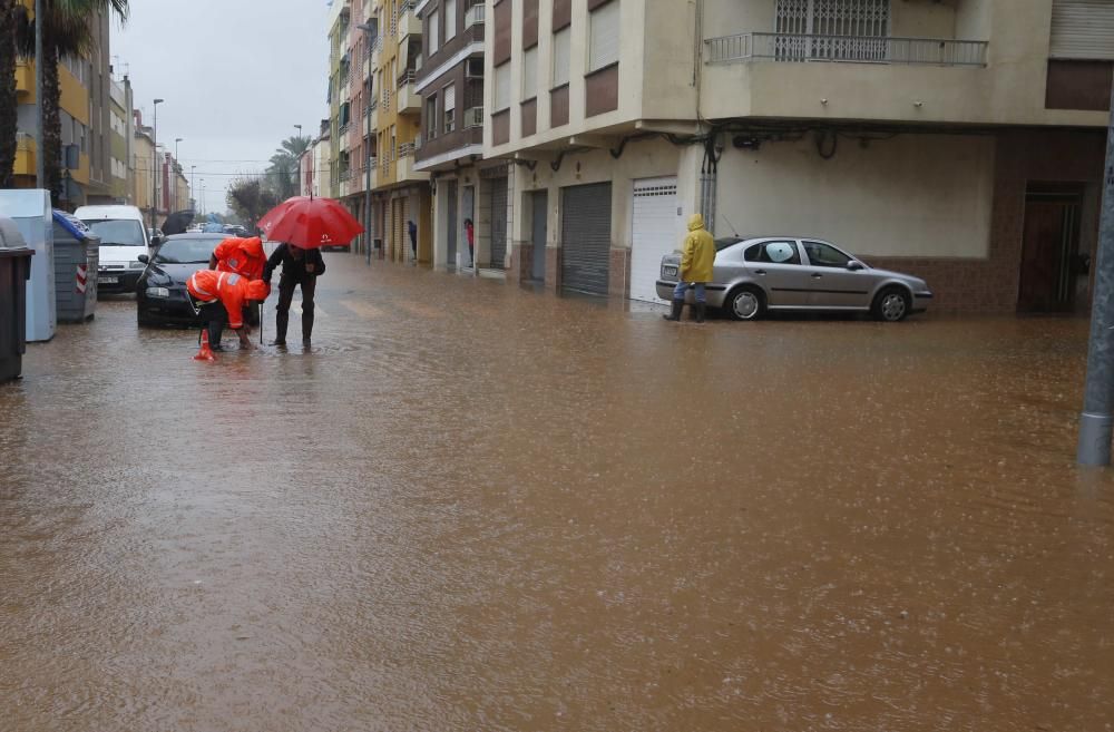 Consecuencias de la tromba de agua caída en Alzira esta pasada madrugada y esta mañana.