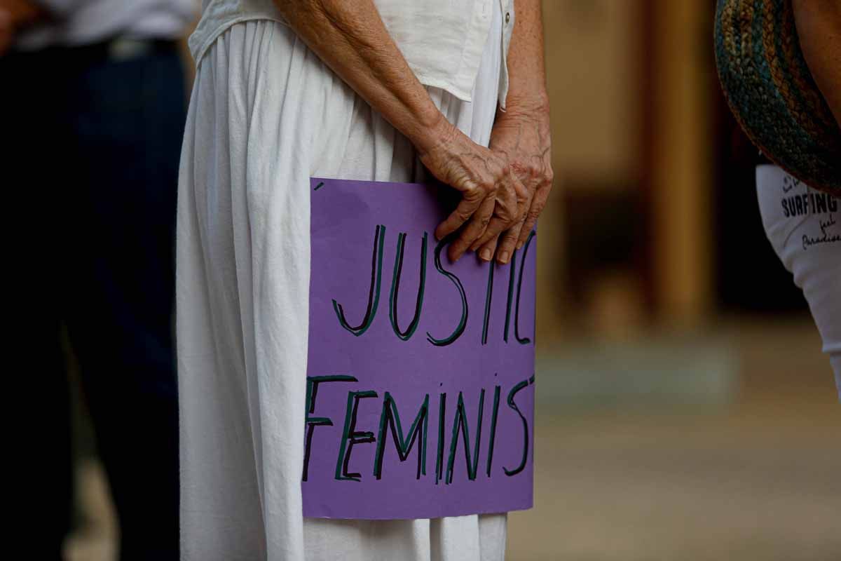 Un centenar de personas participan en Ibiza en un acto de protesta por la agresión sexual cometida en Formentera