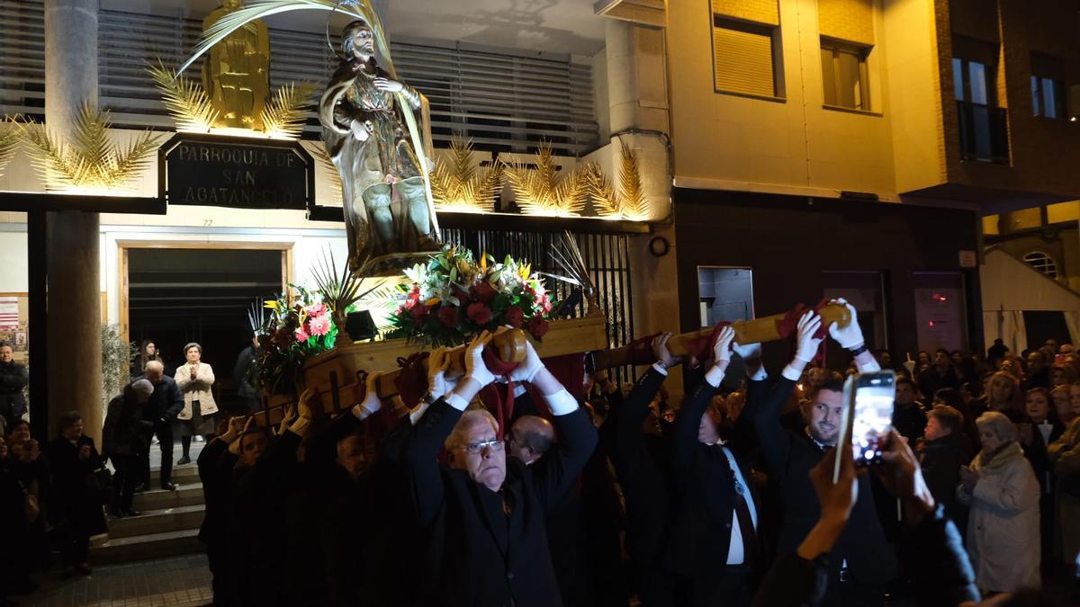San Agatángelo ha salido por primera vez en procesión por la noche