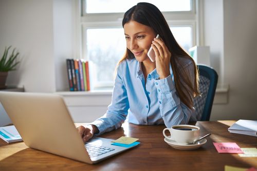 Ofertas de empleo para especialistas comerciales telefónicos.