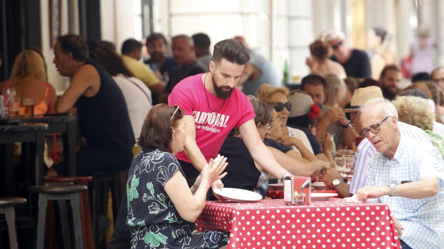 los ESTABLECIMIENTOS DEL CENTRO viven estos días unas jornadas exhaustivas para atender a todos los visitantes de la Feria de Málaga. Porque la semana grande de la capital de la Costa del Sol tiene como banda sonora el «a bailar, a bailar, a bailar» pero también el «a comer, a comer, a comer». Un camarero sirviendo a los clientes Clientes comiendo en La taberna del Pintxo