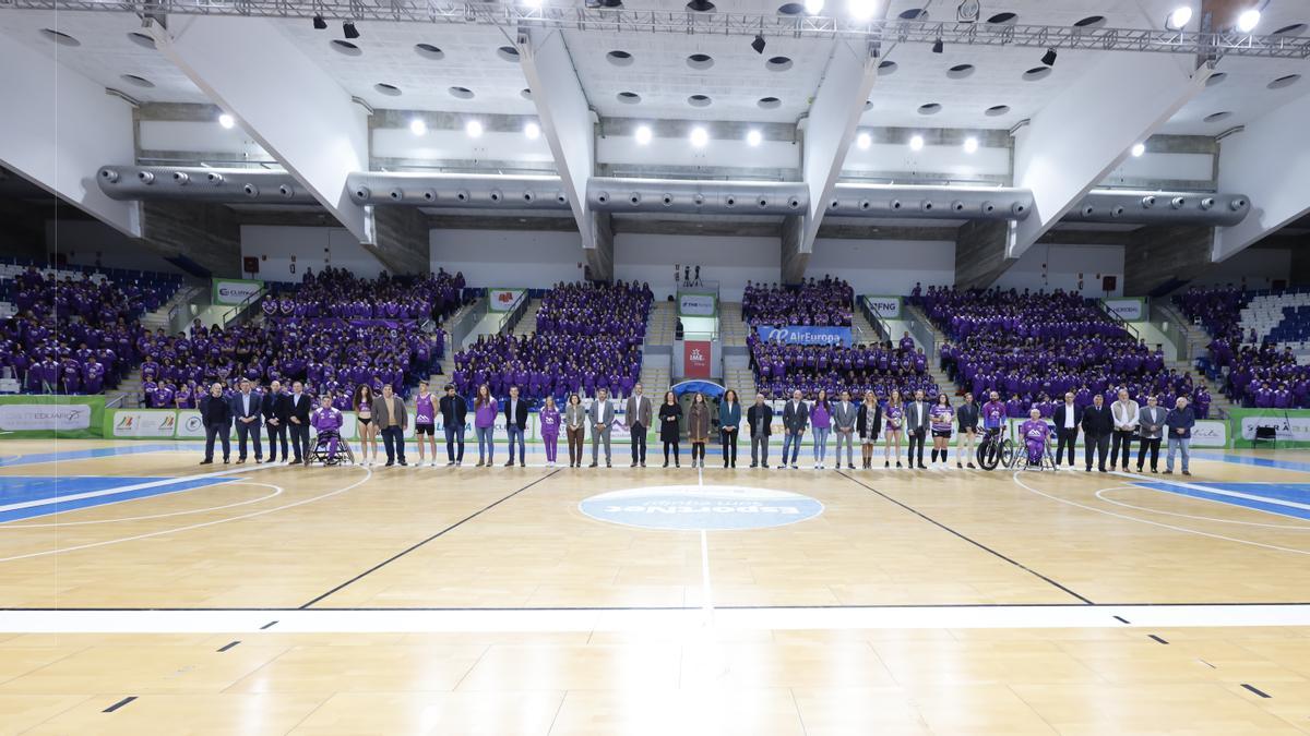 Los deportistas de los diferentes clubes posan durante el acto en el Palau de Son Moix.