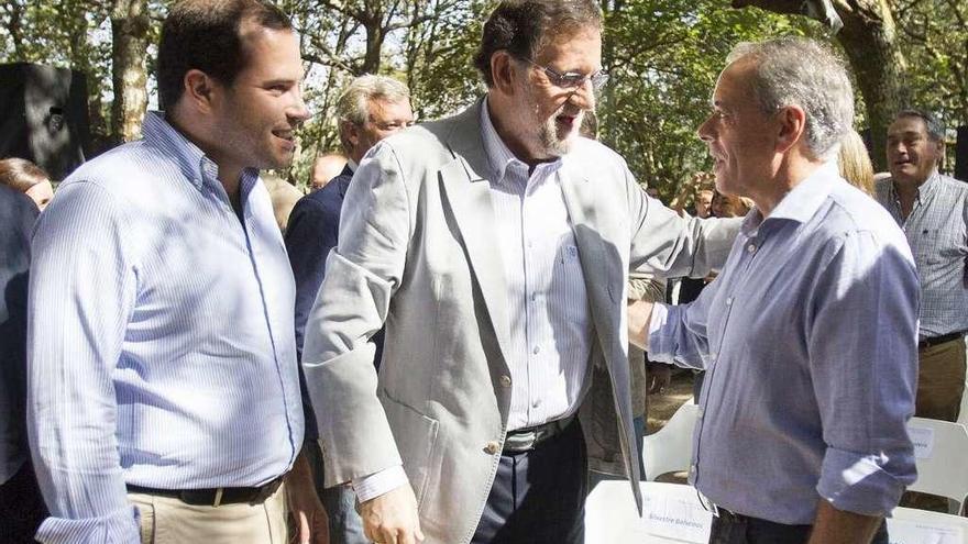 El presidente del Gobierno y líder del PP, Mariano Rajoy, saluda a Balseiros, que ahora podrá ser diputado, ante Cubela en un acto de campaña de los populares en Cotobade en agosto. // Óscar Corral