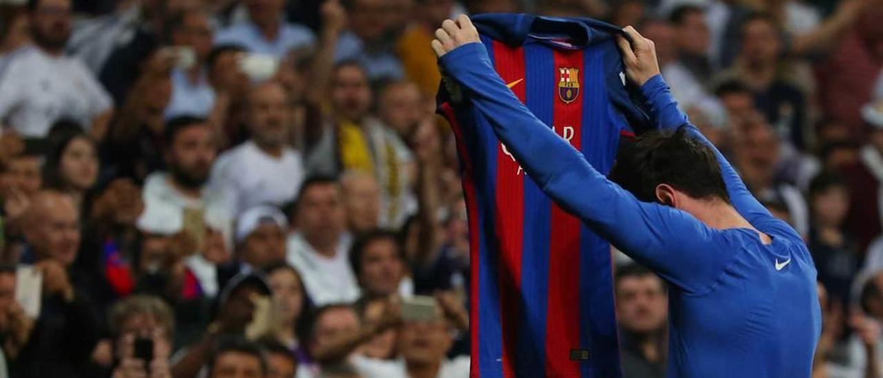 Leo Messi muestra su camiseta a la grada del Bernabéu tras marcar el gol de la victoria en el Clásico.