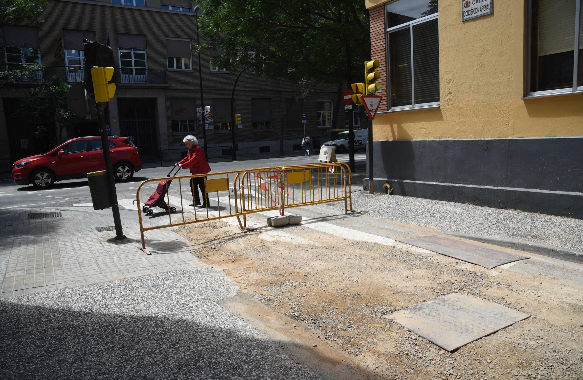 En imágenes | La calle Concepción Arenal, con las zanjas tapadas a la espera de la prometida reforma integral