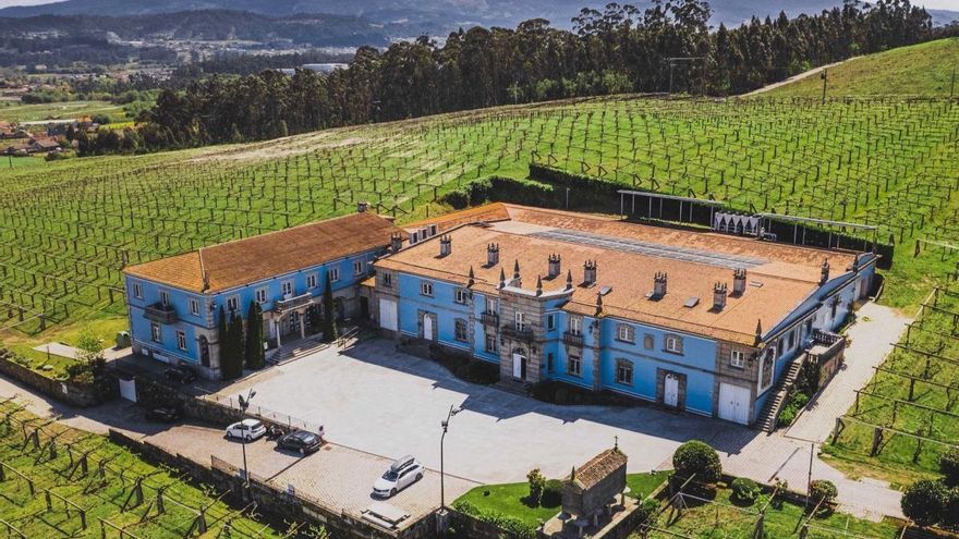 Un imponente &#039;castillo&#039; azul en el corazón de las Rías Baixas esconde la mejor bodega de Galicia, según la revista Viajar