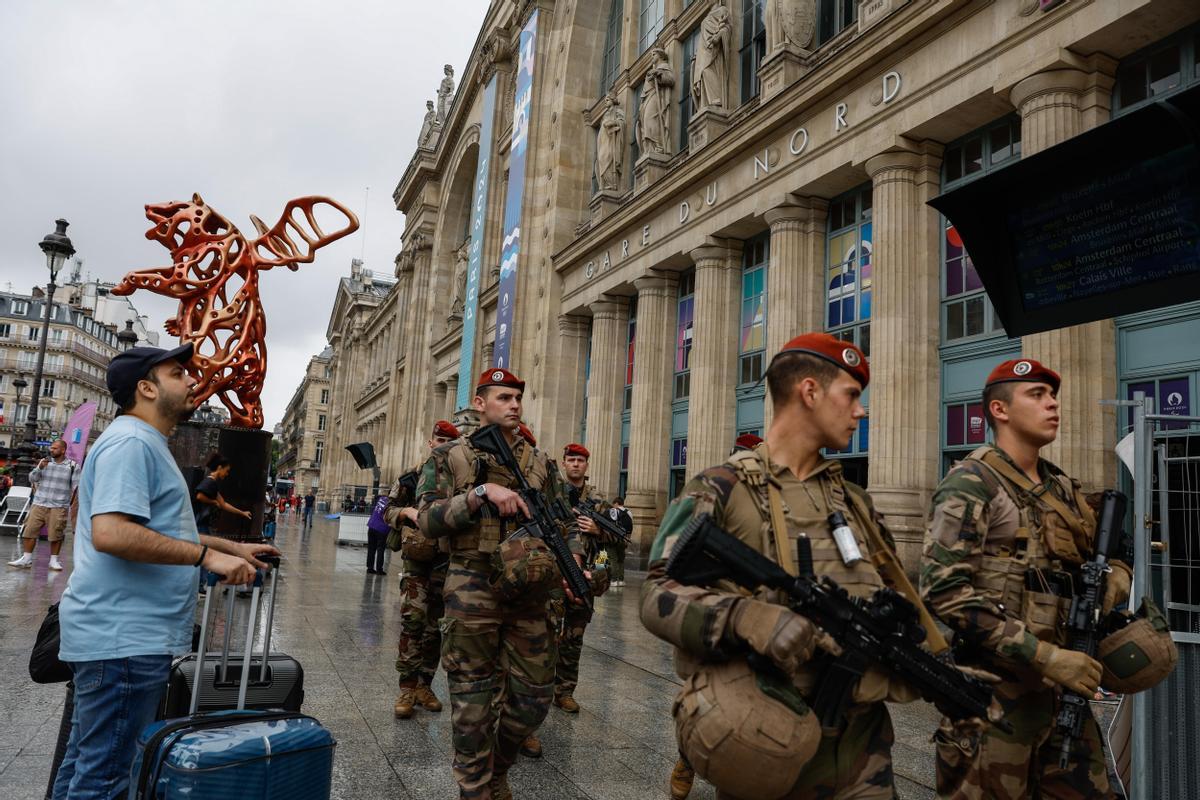 Paris (France), 26/07/2024.- French military personnel patrol outside Gare du Nord station in Paris, France, 26 July 2024. Frances high speed rail network TGV was severely disrupted on 26 July following a massive attack, according to train operator SNCF, just hours before the opening ceremony of the Paris 2024 Olympic games. French Transport Minister Patrice Vergriete condemned these criminal actions saying that they would seriously disrupt traffic until this weekend. Around 800,000 passengers are expected to be affected over the weekend. (Francia) EFE/EPA/MAST IRHAM