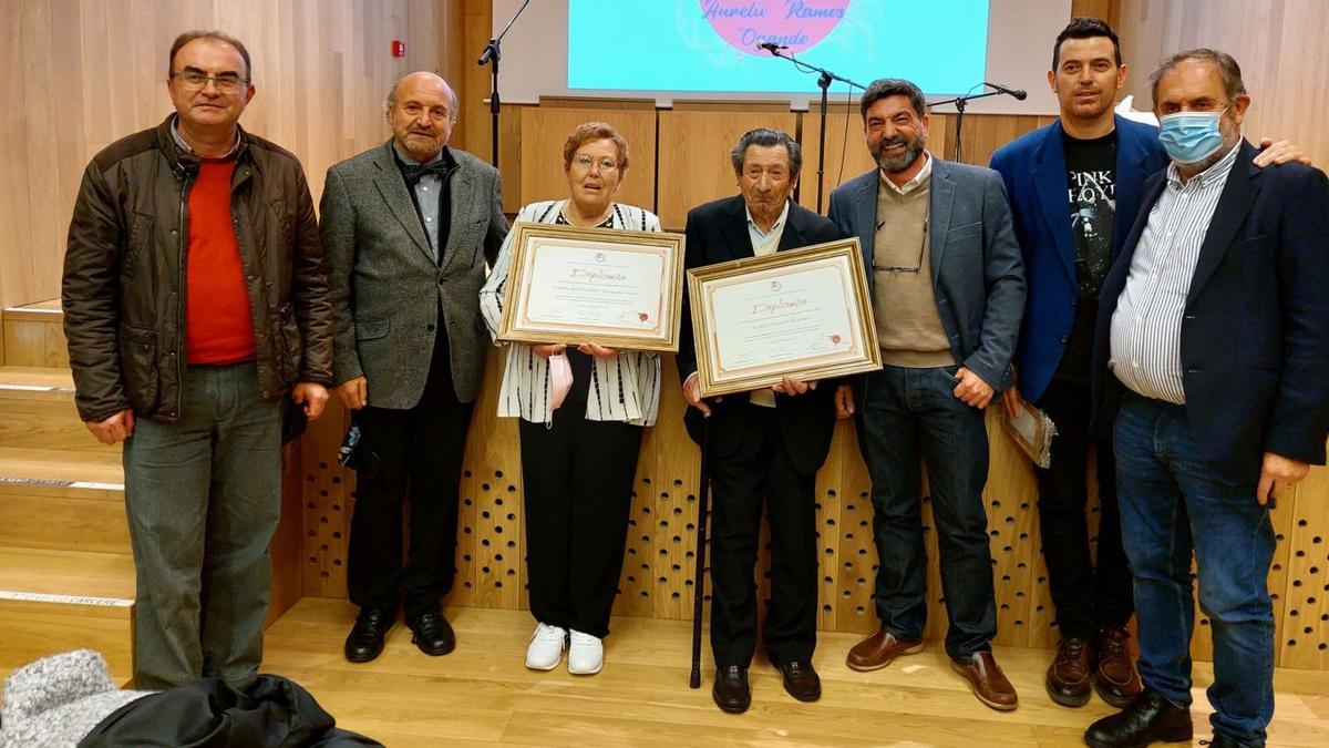 Os galardoados a carón dos membros da Sección de Literatura de Tradición Oral da AELG.