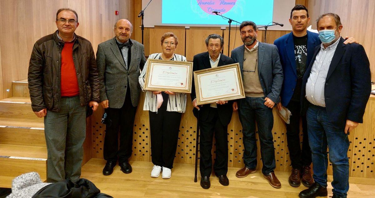 Os galardoados a carón dos membros da Sección de Literatura de Tradición Oral da AELG.