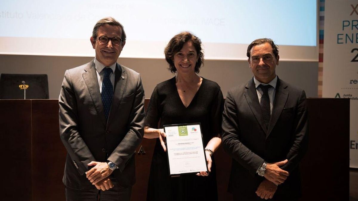 Recogida del premio, en Sevilla.