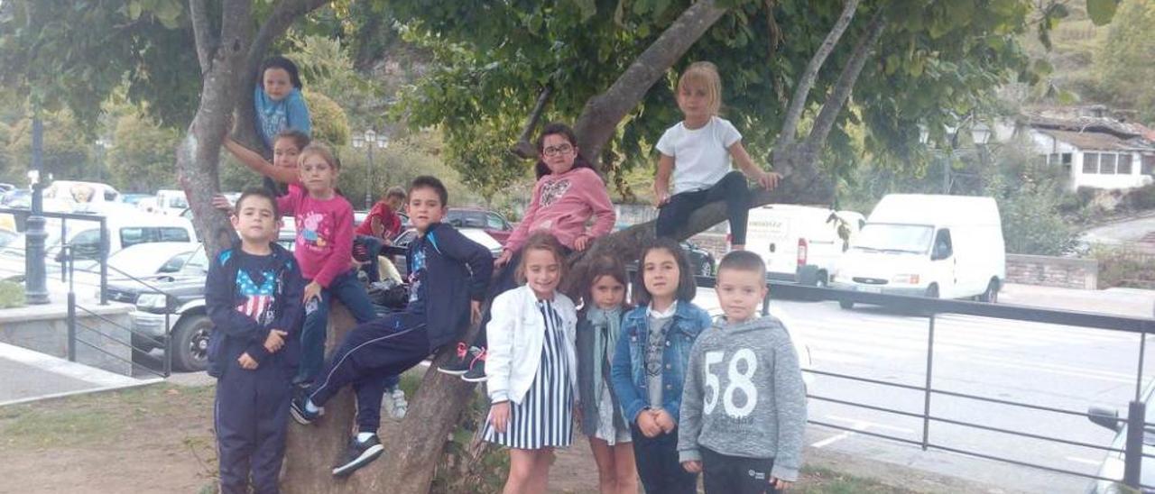 Un grupo de niños, ayer, junto al avellano del parque del Paseo después de salir del colegio.